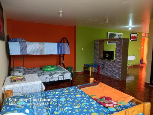 万查科Casa Familiar Eventos y Recepciones Huanchaco Huanchaquito的客房设有两张双层床和壁炉。