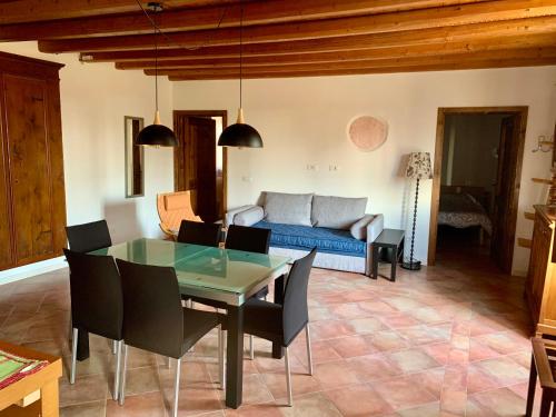 托斯科拉诺-马德尔诺科瓦诺农家乐的客厅配有桌子和蓝色沙发