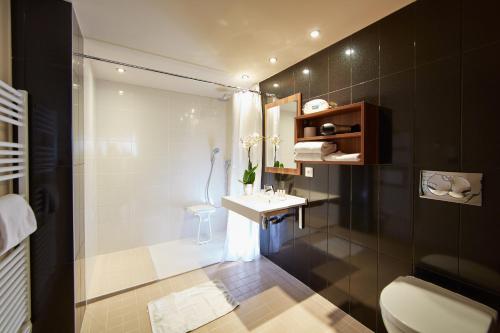 瓦朗斯Best Western Hotel Atrium Valence的带淋浴、盥洗盆和卫生间的浴室