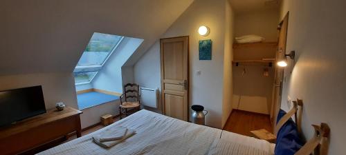 BedousHôtel spa Transhumance & cie的小房间设有床和窗户