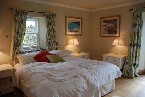 Marytavy象窝住宿加早餐旅馆的卧室配有白色的床和窗户。