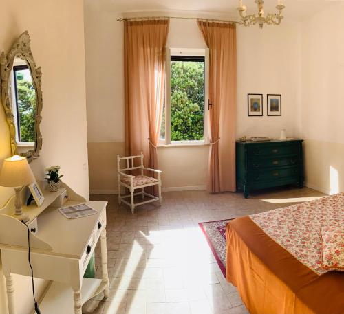 奥贝里塞Podere Gradisca的一间卧室配有一张床、一张书桌和一面镜子