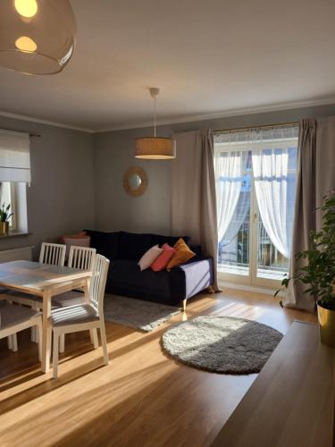 波兰尼卡-兹德鲁伊Sunny Apartment - Bliżej Zdroju的客厅配有沙发和桌子