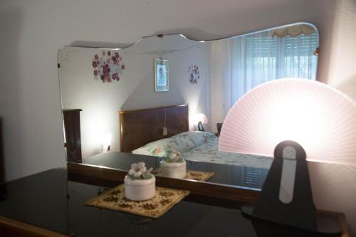 卡斯蒂里昂纳·德拉佩APPARTAMENTI PANORAMICI VISTA MARE的一间带大镜子和床的卧室