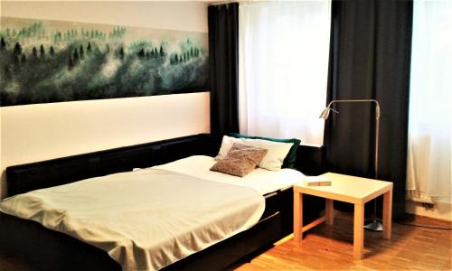 阿尔皮尔斯巴赫Meisterhaus Alpirsbach Wohnung OG的一间小卧室,配有一张床和一张桌子