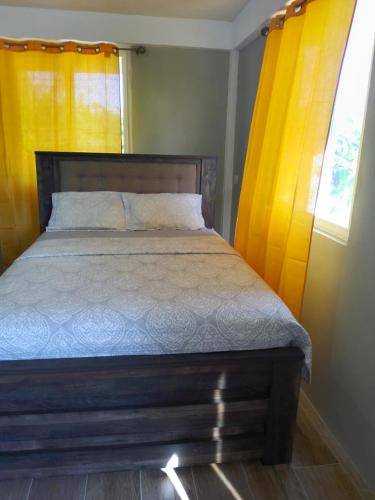 Paix Bouche2 Bedroom Residential Rental Unit的一间卧室设有一张床和一个窗口