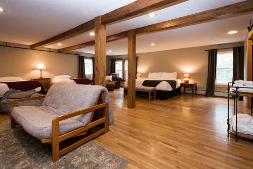 LovellThe Lodge at Pleasant Point的一间带床的客厅和一间卧室