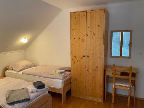 索尔察瓦TURISTIČNA KMETIJA STREVC的一间卧室设有两张床和木制橱柜