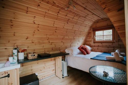 巴茅思River Side Cabin with Hot tub Snowdonia的小木屋内一间卧室,配有一张床