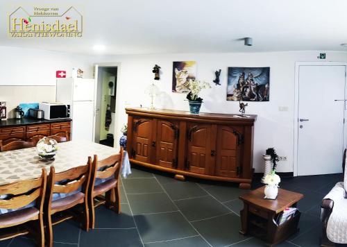HeersVakantiewoning Henisdael的厨房以及带桌椅的用餐室。