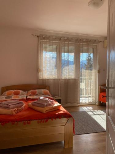 索科矿泉村Bisa的一间卧室设有一张床和一个大窗户