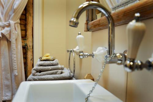 阿德莱德阿塞尔纳小屋住宿加早餐旅馆的一间带水槽和毛巾架的浴室