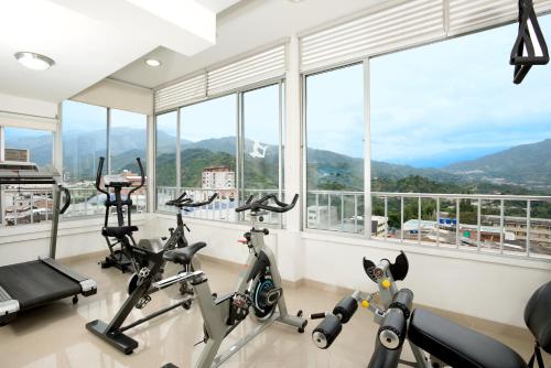 伊瓦格丹恩科姆贝玛酒店的健身房设有心肺功能训练器材和大窗户