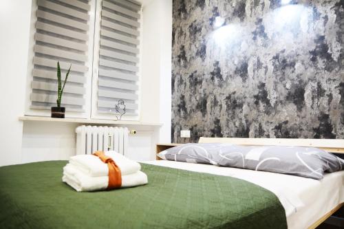 拉多姆Apartment Le Château的一间卧室配有一张带绿毯的床
