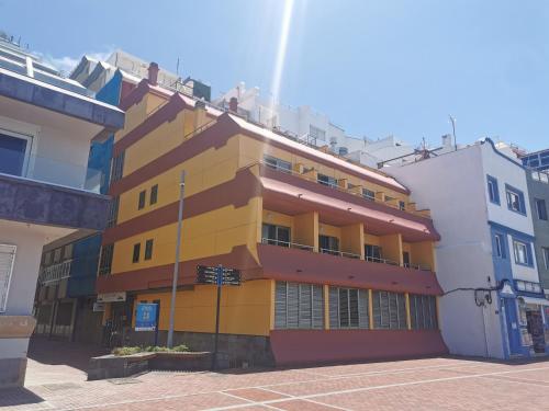 大加那利岛拉斯帕尔马斯梅普康缇瑞斯公寓酒店的一座多彩的建筑,上面有人