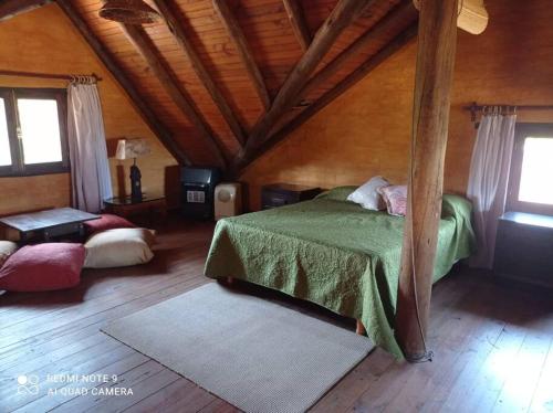 埃斯特角城Casa En Punta Ballena Zona Chihuahua Mínimo tres noches的一间卧室设有一张床和木制天花板