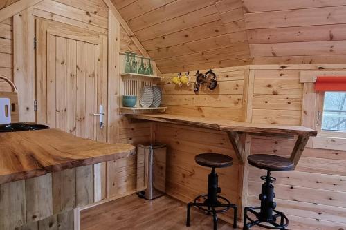 巴茅思Woodland Cabin with Hot tub & log burner的小木屋内的厨房设有酒吧