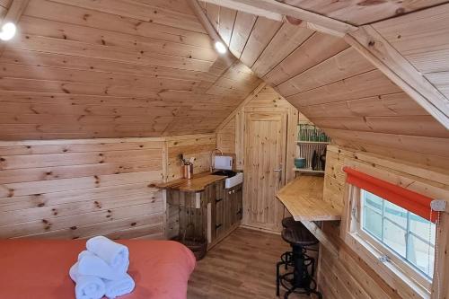 巴茅思Tree Top Cabin with log burner & private hot tub的小木屋卧室配有1张床和1张书桌