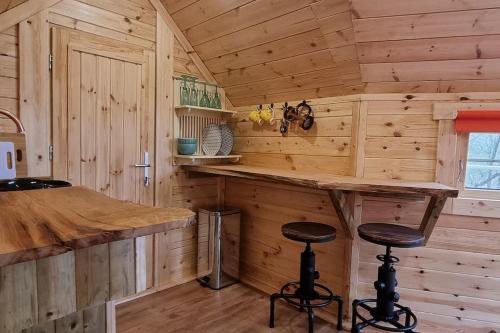 巴茅思Tree Top Cabin with log burner & private hot tub的小木屋内的厨房设有酒吧