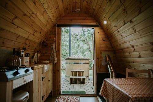 巴茅思Willow SPECIAL WINTER OFFER - Hot tub & Log burner的小屋内的厨房设有大窗户