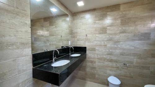 GarapuáCanoa Azul的浴室设有石墙内的2个水槽