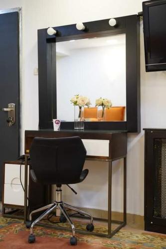 拉马拉Daniel Studio #1的镜子前的桌子和椅子