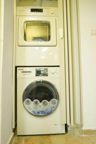 拉马拉Daniel Studio #1的客房内的洗衣机配有微波炉