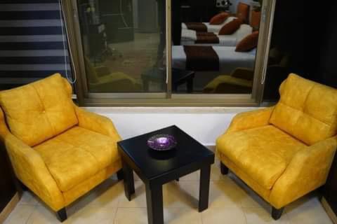拉马拉Daniel Studio #1的两个黄色的椅子和一张桌子