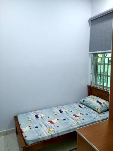 Kampong ChinchangISMAYUS GUESTHOUSE的一间卧室配有一张带蓝色棉被的床