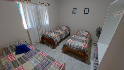 阿尔韦亚尔将军镇Casa con pileta privada的客房设有两张单人床和一扇窗户。
