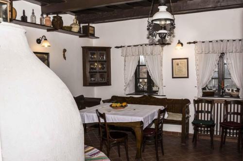 VanyarcKemencés Vendégház的一间带桌椅的用餐室