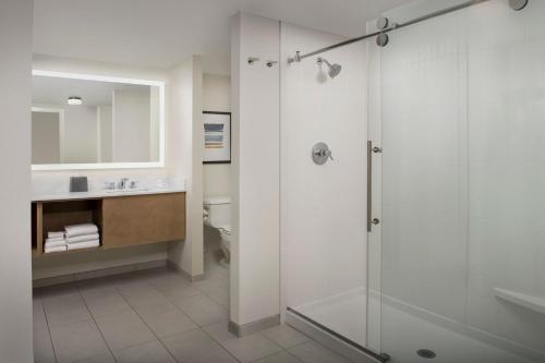 圣安东尼奥圣安东尼奥机场驻桥套房假日酒店的带淋浴和盥洗盆的浴室