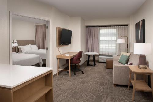 圣安东尼奥圣安东尼奥机场驻桥套房假日酒店的酒店客房,配有床和沙发