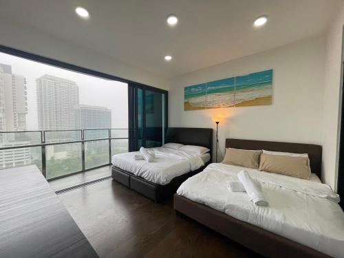 努沙再也Almas Suites Double Bed @Legoland的带大窗户的客房内的两张床