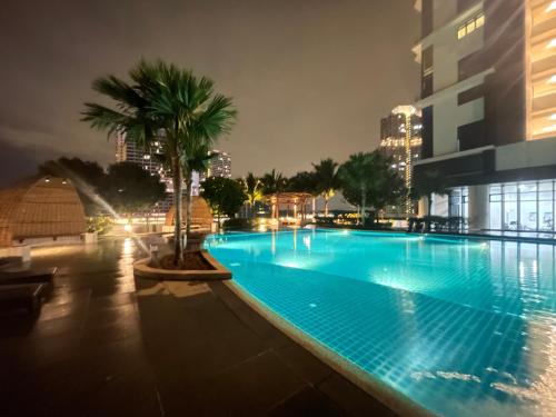 努沙再也Almas Suites Double Bed @Legoland的一座大型游泳池,旁边是一座棕榈树