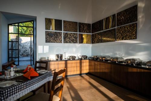科代卡纳尔Dvara Luxury Resort Kodaikanal的厨房配有桌子和带锅碗瓢盆的台面