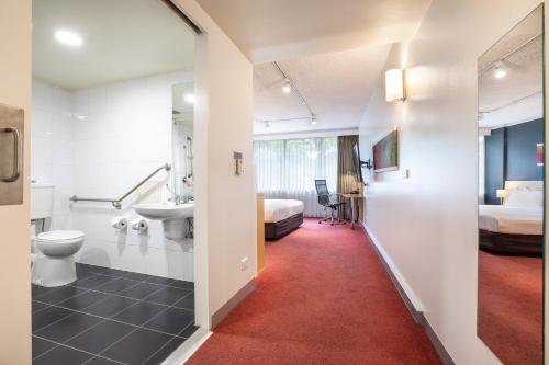 墨尔本墨尔本机场假日酒店的客房内设有带卫生间和盥洗盆的浴室