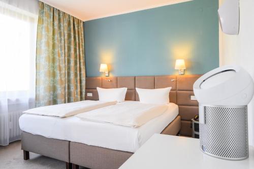 锡格堡卡斯帕加尼酒店的酒店客房配有一张床和加热器