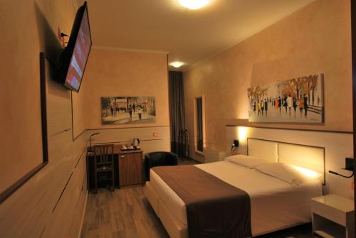 莱诺Hotel Lenotel的配有一张床和一台平面电视的酒店客房
