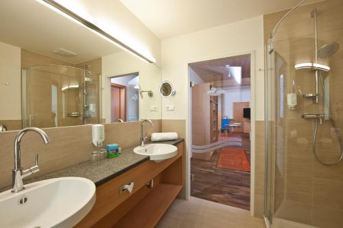 滨湖费尔德Familien- Sportresort BRENNSEEHOF的一间带两个盥洗盆和淋浴的浴室