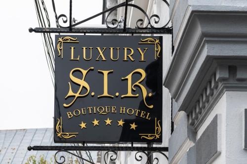 布勒伊拉SIR LUXURY BOUTIQUE HOTEL的挂在大楼一侧的豪华酒店的标志