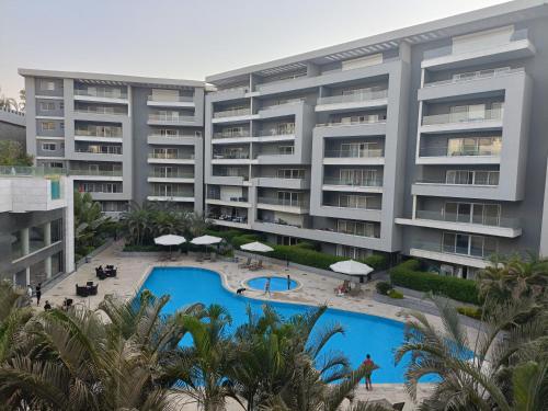 开罗Sheraton ocean 203 - Private apartments的享有酒店空中美景,设有游泳池