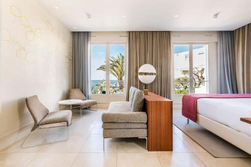 马赛贝迪尼斯贝斯达酒店的配有一张床和一把椅子的酒店客房