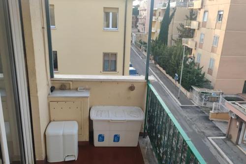 罗马Barzo Apartment的阳台设有卫生间,享有街道景色。