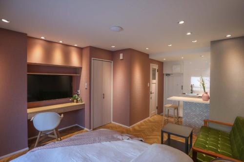 东京ZDT-304的酒店客房带一张床和一个厨房