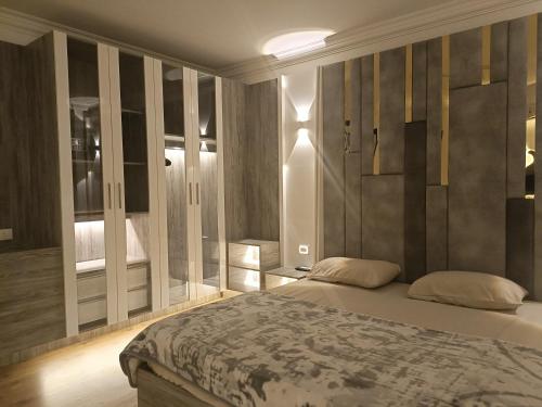 开罗Sheraton ocean 203 - Private apartments的一间卧室设有一张大床和一个窗户。
