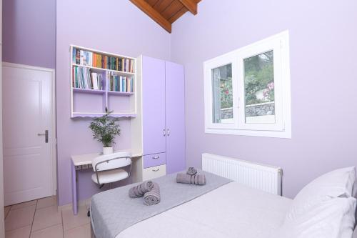 科孚镇Villa Sophia的一间卧室配有一张床、一张书桌和一个窗户。