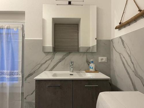 塞里亚泰Casa Dea 3的一间带水槽和卫生间的浴室