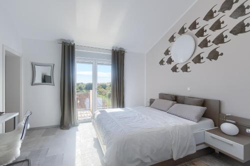 JadreškiVilla Michaela的白色的卧室设有一张大床和一个窗户