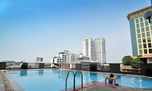 清迈皇家兰娜酒店的一名在大楼顶部游泳池玩耍的儿童